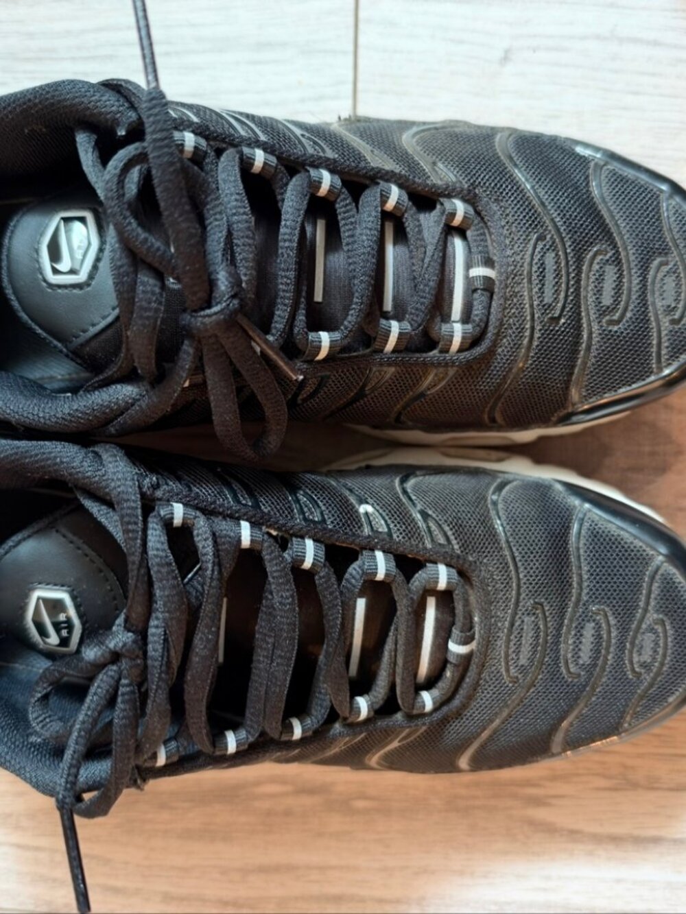 Nike Air Max Plus TN Black White Running Shoes Womens Size 7 - Picture 3 of 4